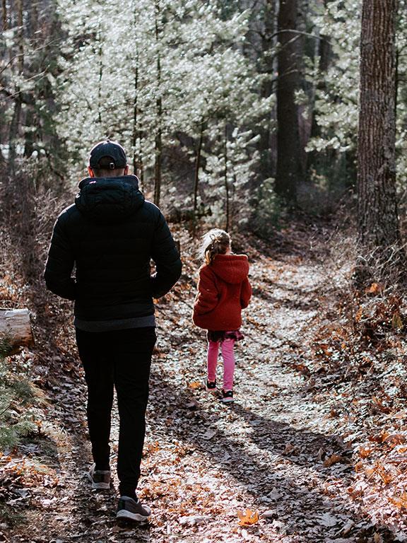 Dos personas caminando por el bosque